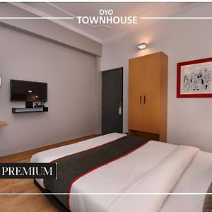 Super Townhouse Singapore Mall